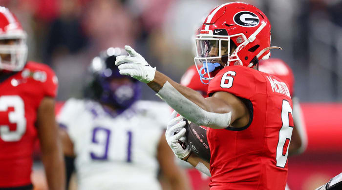 Kenny McIntosh points for a first down in Georgia’s championship game against TCU.
